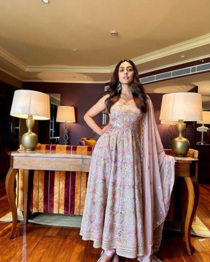 mrunal thakur 15